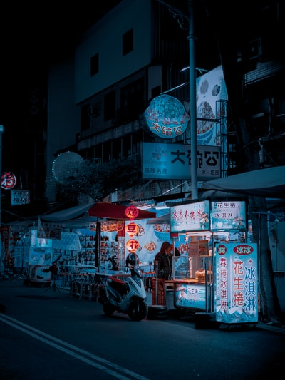 人们在夜间走在大街上
